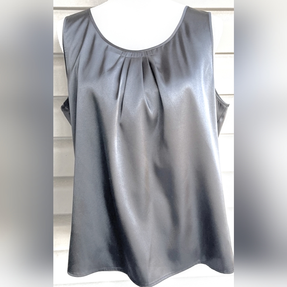 ❤️3/$20 - Chicos satin silver metallic tank pleated round neck top size 3